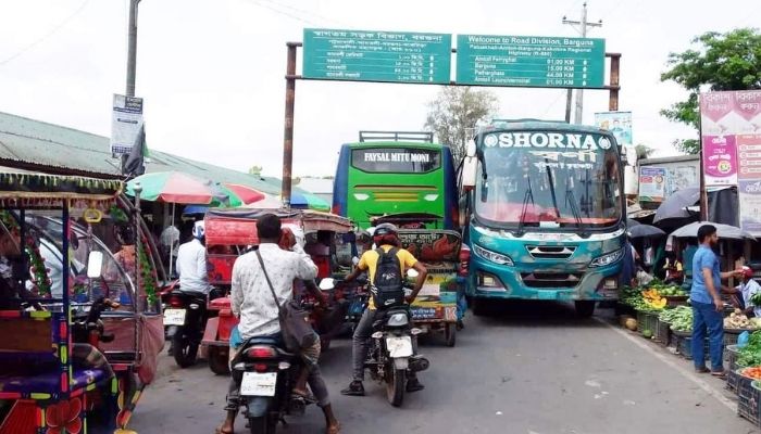 Passengers suffer due to lack of bus terminal at Amtali in Barguna