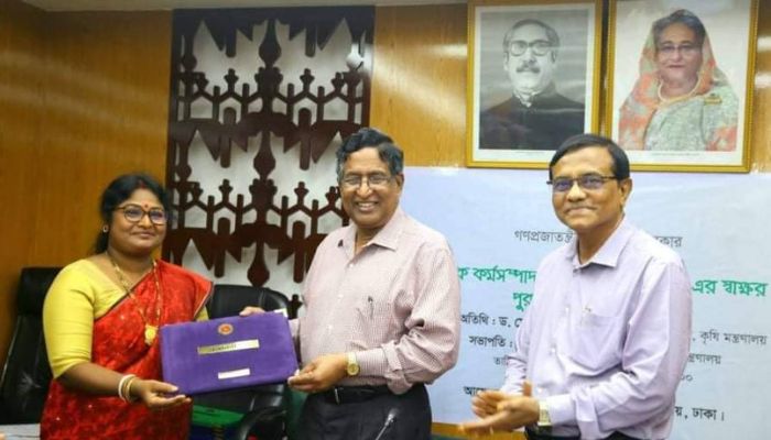 Sub Assistant Agriculture Officer Koruna Mandal received the Excellence Award from the Department of Agriculture
