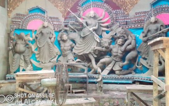 The work of making idols is going on for the upcoming autumn Durga festival